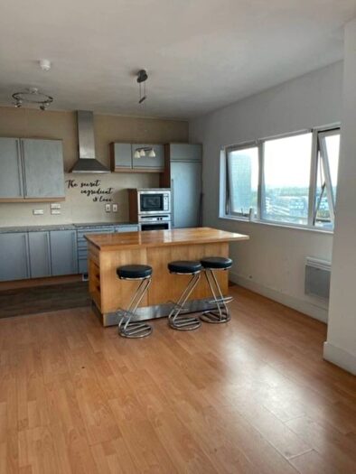3 Bedroom Flat To Rent In Queen Street, Cardiff, CF10