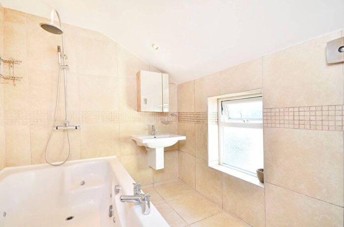 4 Bedroom Flat To Rent In Greyhound Lane, Streatham Common, London, SW16