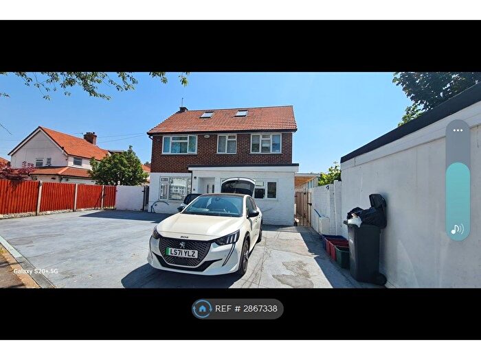 Studio To Rent In Hinton Avenue, Hounslow, TW4