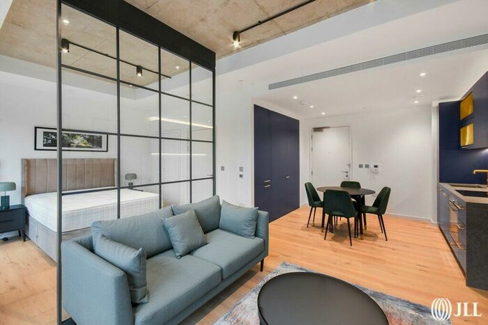 Flat To Rent In Douglass Tower, London, E14