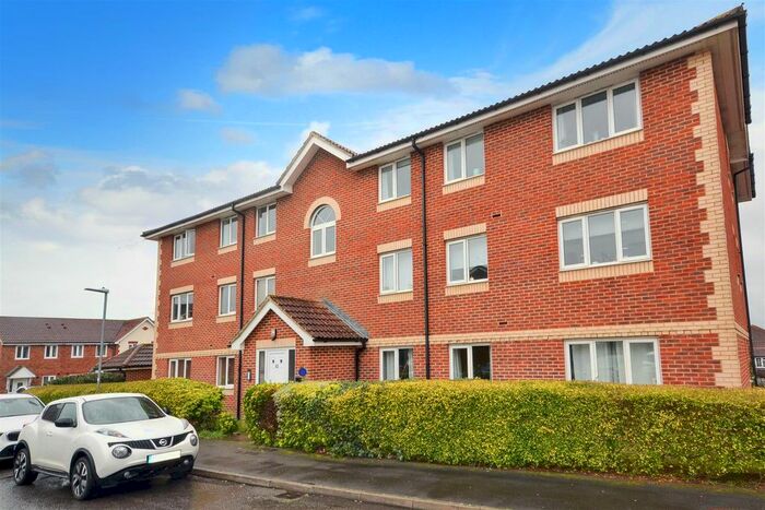 2 Bedroom Flat To Rent In Broad Oak Close, Eastbourne, BN23