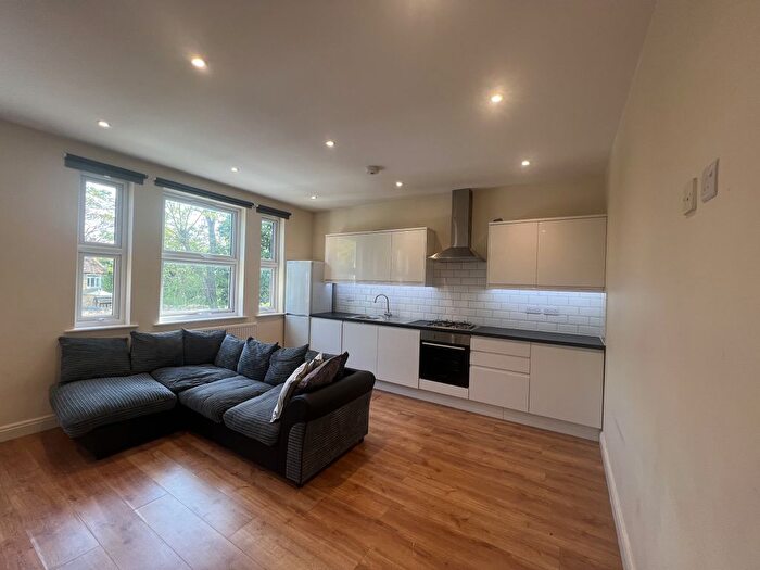 3 Bedroom Flat To Rent In Barrow Road, London, SW16