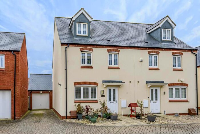 4 Bedroom Semi-Detached House To Rent In Fontwell Road, Bicester, OX26