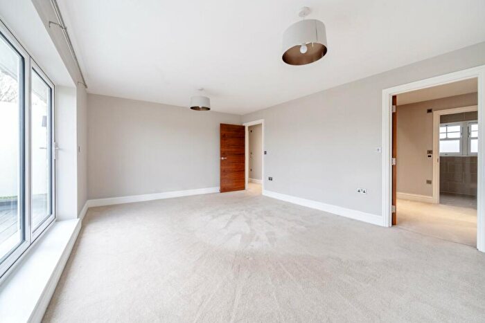 5 Bedroom Detached House For Sale In Dorneywood Close, Burnham, SL1