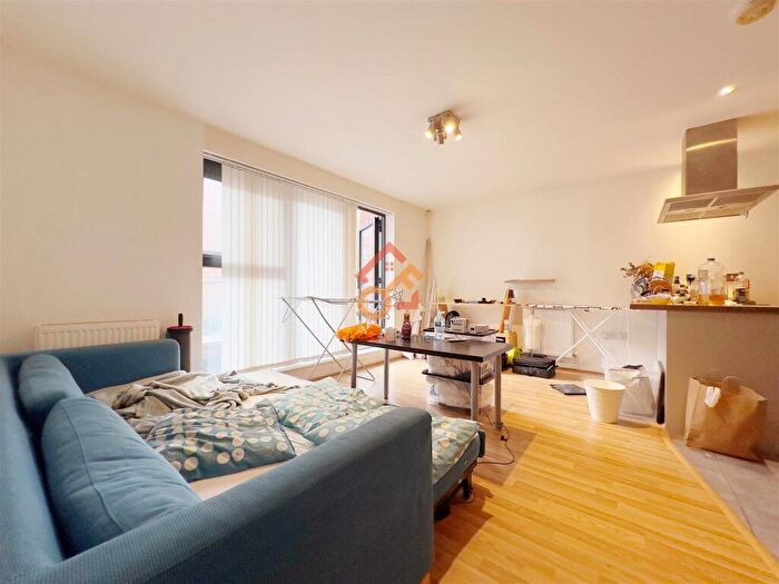 2 Bedroom Flat To Rent In Windsor Court, Mostyn Grove, London, E3