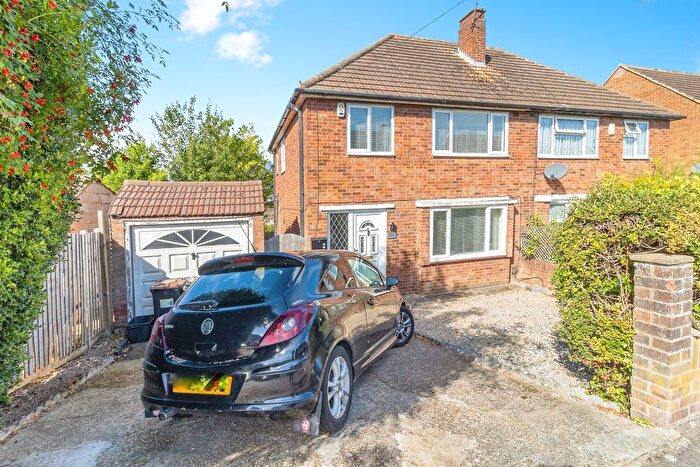 3 Bedroom Semi-detached House For Sale In Grampian Way, Luton, LU3