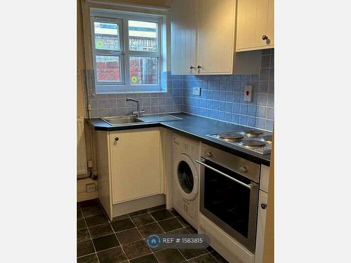 2 Bedroom Flat To Rent In Selby Road, Snaith, East Yorkshire, DN14
