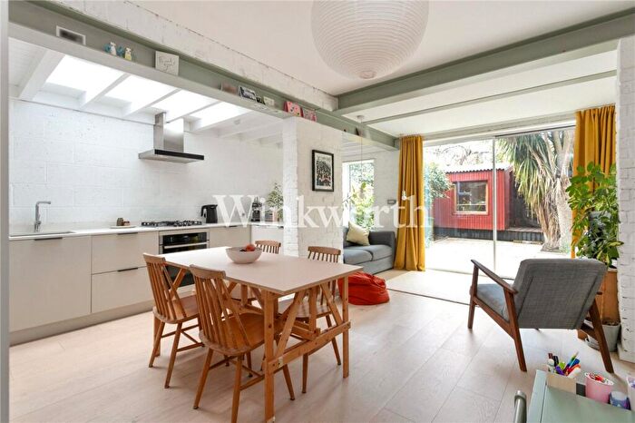2 Bedroom Apartment For Sale In Kirkstall Avenue, London, N17