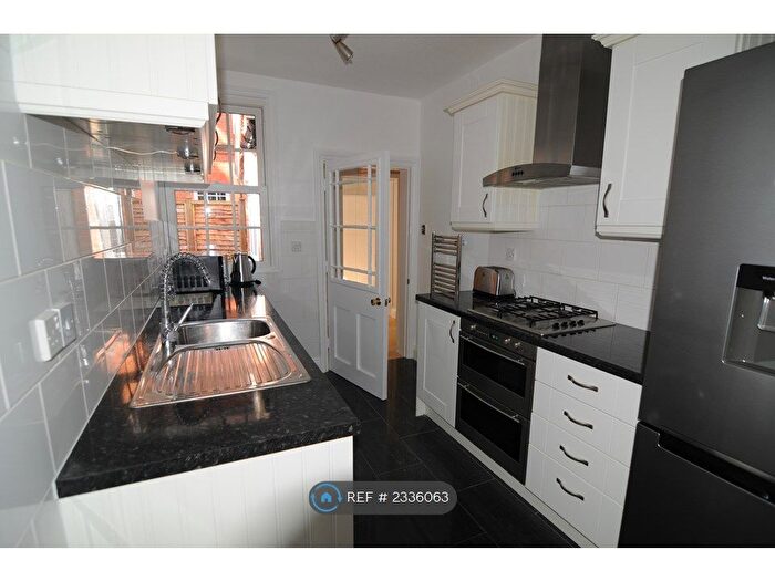 3 Bedroom Flat To Rent In Chilbolton, Egham, TW20
