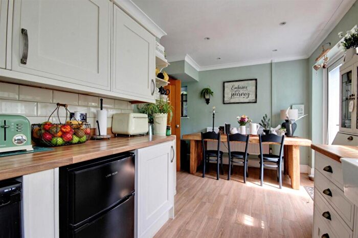 2 Bedroom Semi-Detached House For Sale In Greenwood Avenue, Hull, HU6