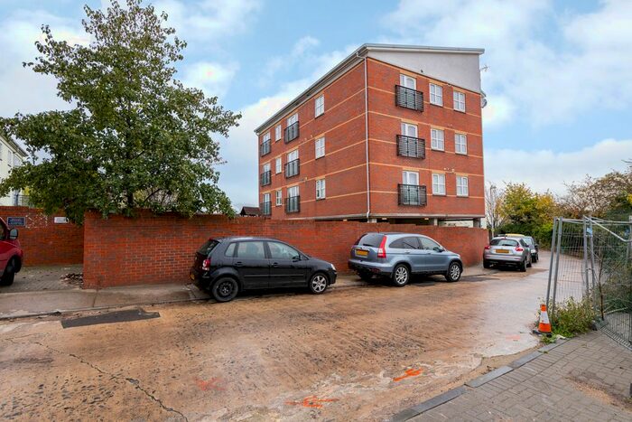 2 Bedroom Flat To Rent In Lawn Road, Northfleet, DA11