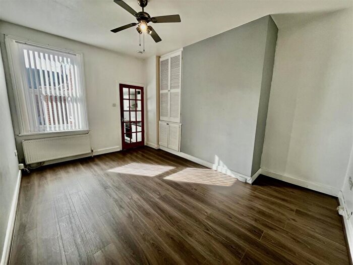 3 Bedroom Flat To Rent In Raby Street, Gateshead, NE8