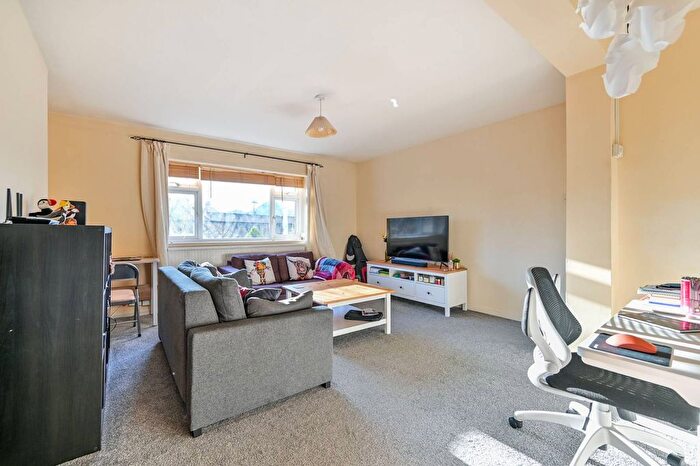 2 Bedroom Flat To Rent In Dolphin Close, Surbiton, KT6