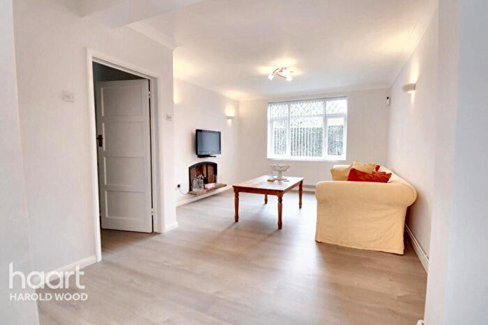 3 Bedroom End Of Terrace House For Sale In Dagnam Park Close, Harold Hill, RM3