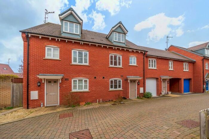 4 Bedroom Town House To Rent In Rede Close, Aylesbury, HP19