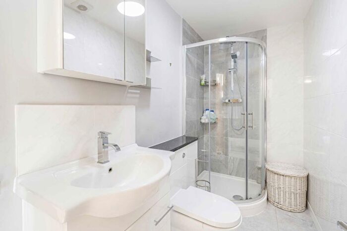 1 Bedroom Flat For Sale In Chertsey Road, St Margarets, TW1