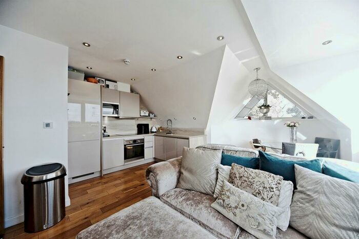 3 Bedroom Penthouse For Sale In Coulsdon Road, Caterham, CR3