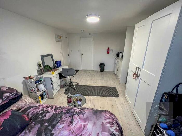 Flat To Rent In Black Rod Close, Hayes, UB3