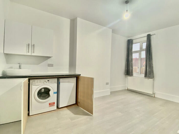 Studio To Rent In , CR4