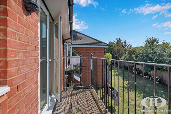 1 Bedroom Flat For Sale In Oxford Avenue, Hayes, UB3