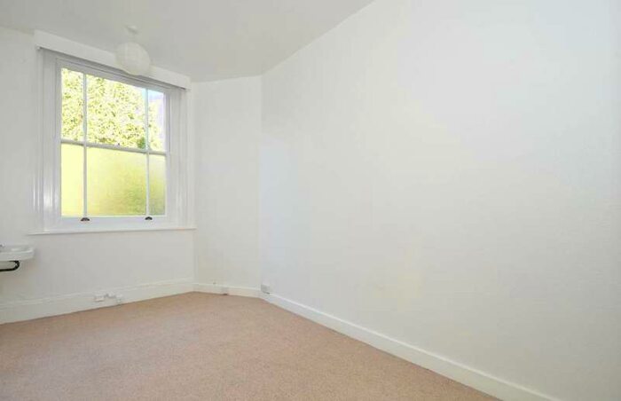 2 Bedroom Maisonette Flat To Rent In Mark Way, Godalming, GU7