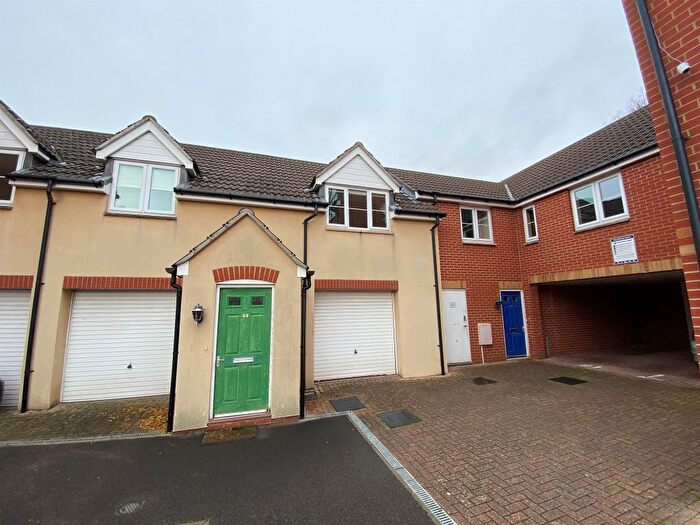 2 Bedroom Flat For Sale In Pollards Way, Taunton, TA1