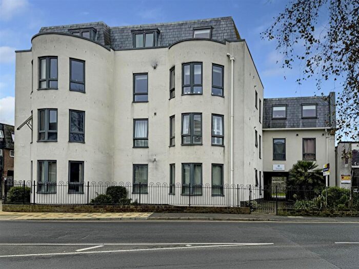 2 Bedroom Apartment For Sale In Arundel Road, Littlehampton, BN17