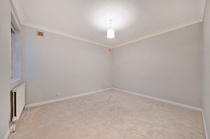 1 Bedroom Flat For Sale In Gladstone Road, Farnborough Village, Orpington, Kent, BR6