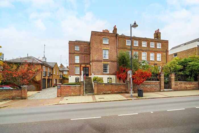 2 Bedroom Flat To Rent In Lancaster Mews, London, SW18