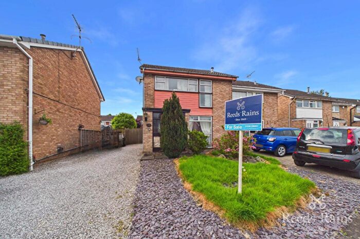 3 Bedroom Semi Detached House For Sale In Cornwall Drive, Grassmoor, Chesterfield, Derbyshire, S42