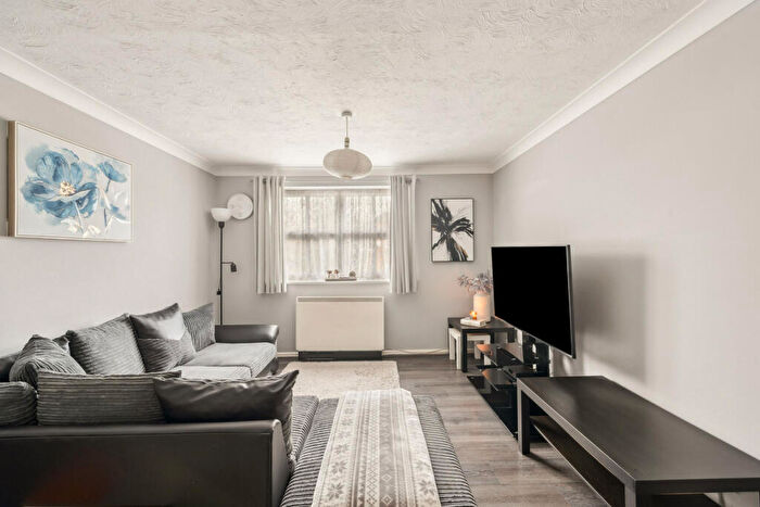 2 Bedroom Flat For Sale In Botham Drive, Slough, SL1