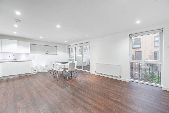 3 Bedroom Flat To Rent In Howard Road, Stanmore, HA7