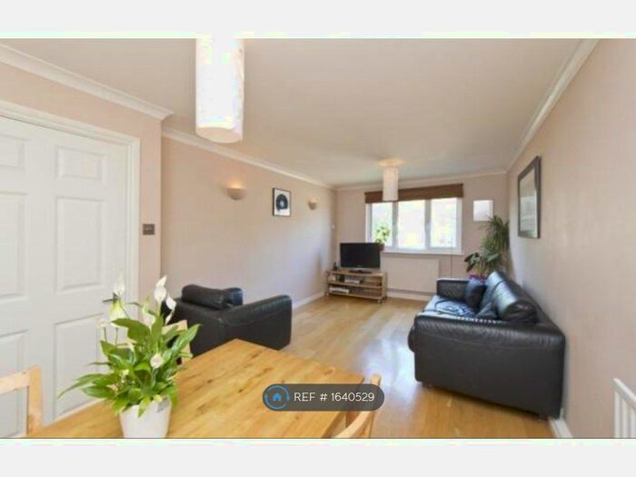 2 Bedroom Flat To Rent In Courland Grove, London, SW8