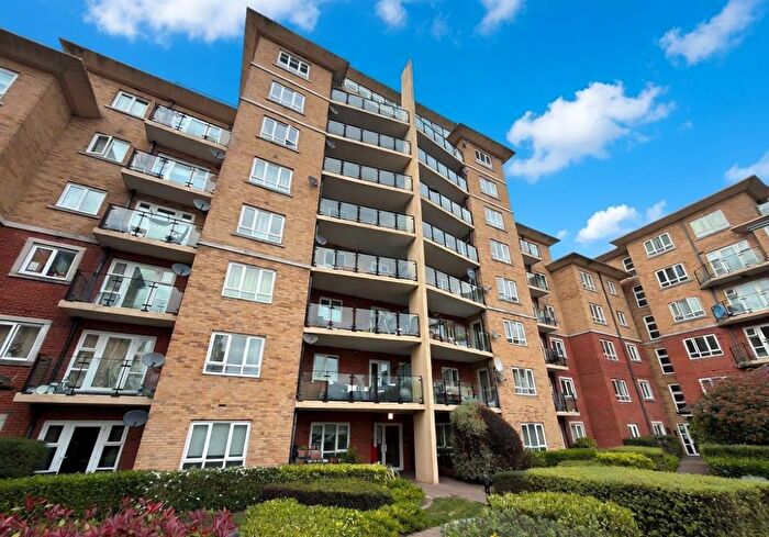2 Bedroom Flat For Sale In Glebelands Close, Barnet, London, N12