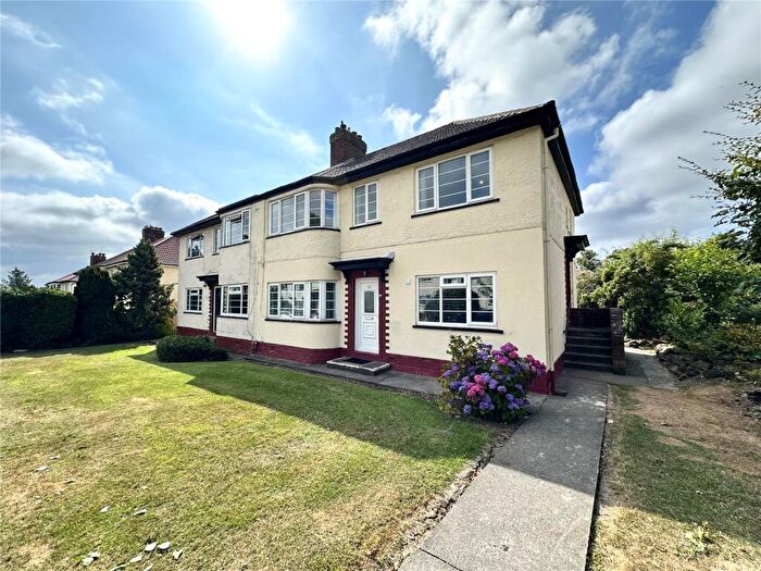 2 Bedroom Apartment To Rent In Redesdale Gardens, Leeds, West Yorkshire, LS16