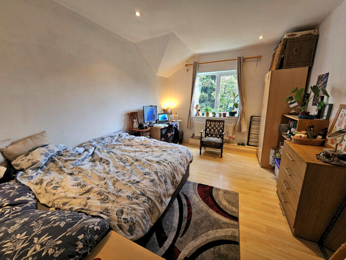 2 Bedroom Flat To Rent In Delph Court, Leeds, LS6