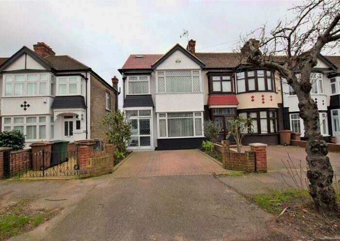 4 Bedroom House To Rent In Cherrydown Avenue, Chingford, E4
