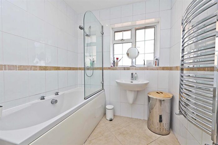 4 Bedroom Detached House For Sale In Broadwood Avenue, Ruislip, HA4