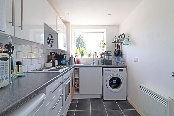 1 Bedroom Flat For Sale In Lyndale Road, Redhill, RH1