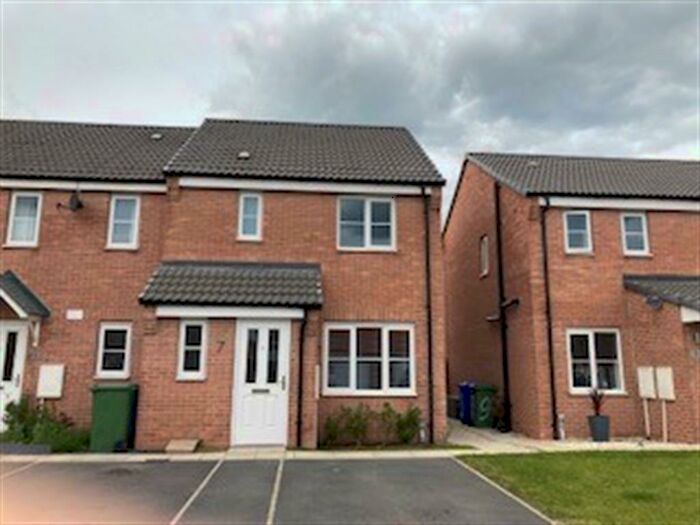 3 Bedroom Town House To Rent In President Place, Harworth, Doncaster, DN11