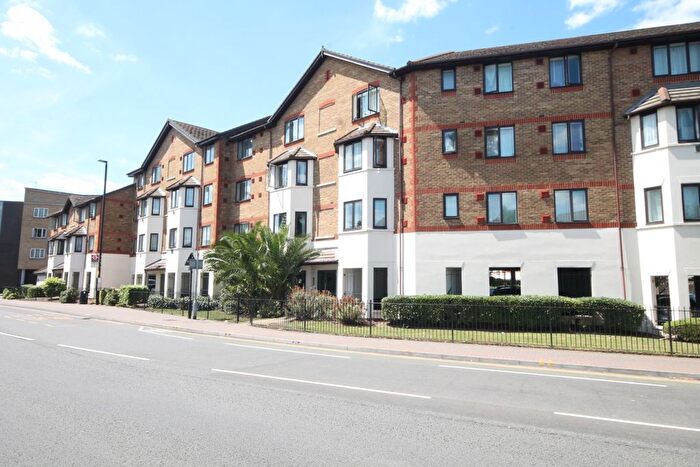 2 Bedroom Flat For Sale In Juniper Court, Grove Road, TW3