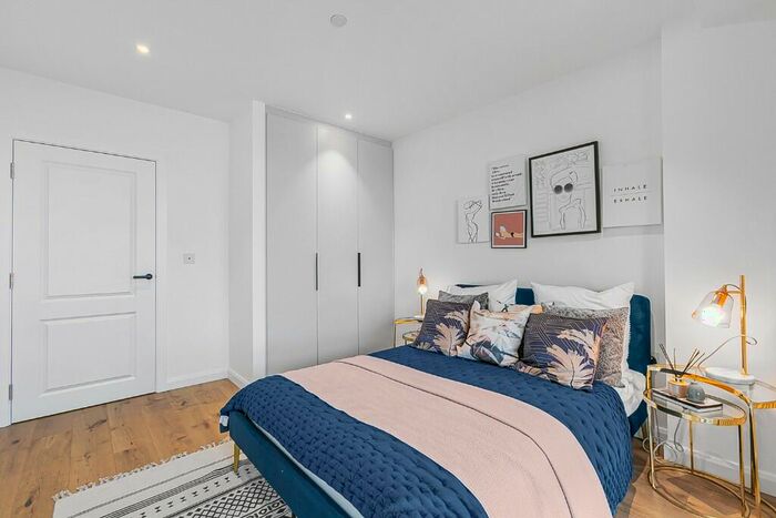 2 Bedroom Apartment For Sale In Water's Edge Court, Yeo Street, London, E3