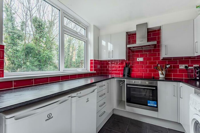 2 Bedroom Apartment To Rent In Slough, Berkshire, SL1