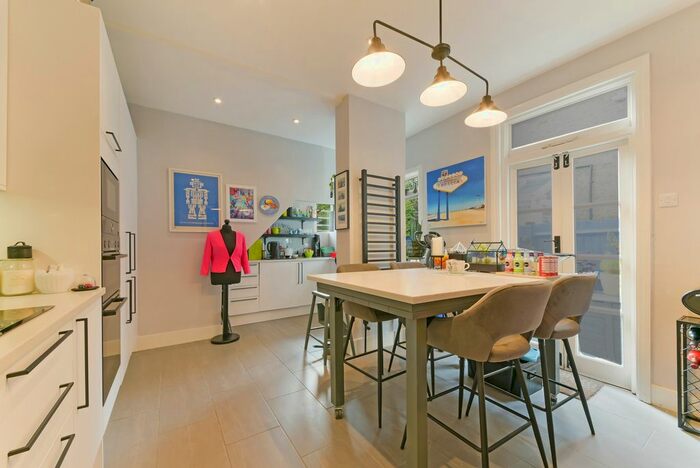 2 Bedroom Flat To Rent In Trinity Road, London, SW19