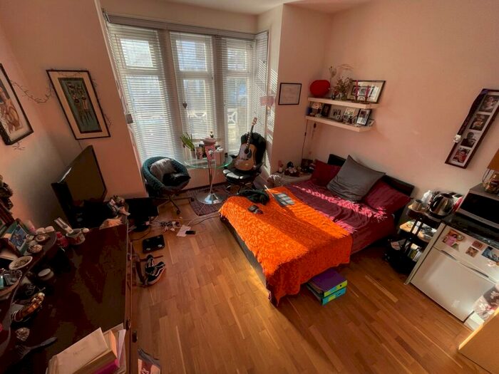 Flat To Rent In Hermitage Road, Manor House, N4