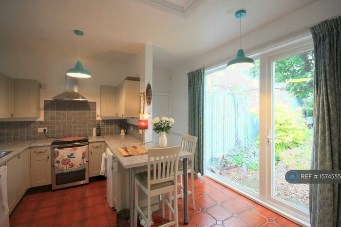 2 Bedroom Flat To Rent In Villiers Road, Kingston Upon Thames, KT1