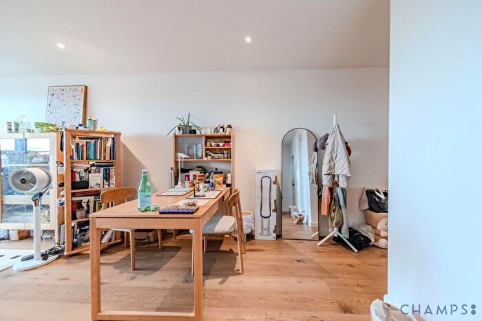 2 Bedroom Flat To Rent In Waters Edge Court, E3