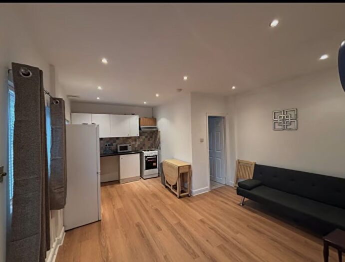 1 Bedroom Bungalow To Rent In Broad Walk, London, N21