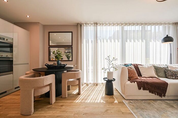 2 Bedroom Flat For Sale In Park Quarter, Barnet, EN4