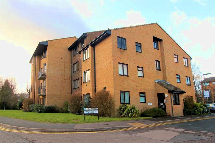 1 Bedroom Flat To Rent In The Rowans, Woking, GU22